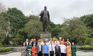 Hội Hữu nghị Việt Nam - Liên bang Nga dâng hoa tưởng niệm Lê-nin tại Hà Nội