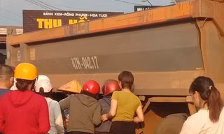 Mẹ ôm thi thể con trai khóc ngất sau va chạm xe tải