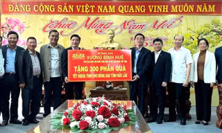 Trao 300 suất quà Tết của Chủ tịch Quốc hội tặng nhân dân các dân tộc tỉnh Đắk Lắk 