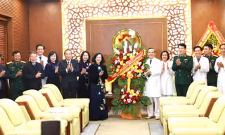 Thường trực Ban Bí thư thăm, chúc mừng Bệnh viện Trung ương Quân đội 108