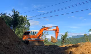 Các lực lượng cứu hộ cứu nạn đang tìm cách tiếp cận hiện trường vụ sạt lở nghiêm trọng ở huyện Nam Trà My