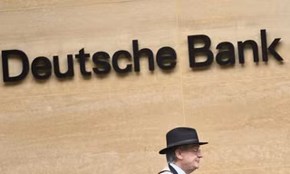 Trước văn phòng của Deutsche Bank ở London ngày 16/3. (Ảnh: Reuters)