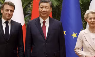 Chủ tịch EC Ursula von der Leyen (phải) cùng Tổng thống Pháp Emmanuel Macron (trái) và Chủ tịch Trung Quốc Tập Cận Bình trong cuộc gặp tại Bắc Kinh. (Ảnh: AP)