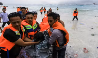 Chìm phà ở Indonesia khiến ít nhất 15 người chết, 19 người mất tích