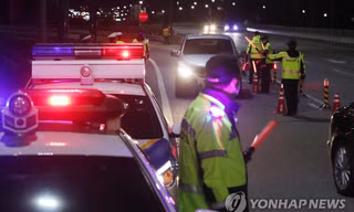 Cảnh sát làm nhiệm vụ trên đường phố Seoul, Hàn Quốc. (Ảnh: Yonhap)