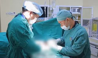Nổi loạn đập cửa kính, cậu bé suýt mất tay