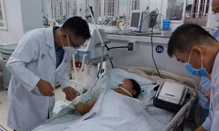 Vụ ngộ độc do ăn cá chép ủ chua: Hỏa tốc mang thuốc hiếm cứu bệnh nhân 