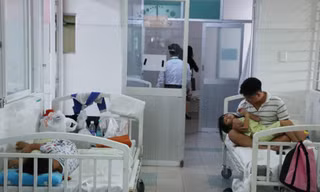 Các em học sinh đang được điều trị tại Bệnh viện quận 2.