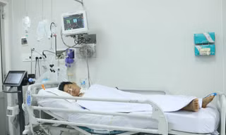 Bệnh nhân ngộ độc pate Minh Chay đang điều trị tại Bệnh viện Chợ Rẫy.