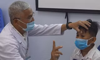 Bệnh nhi hồi phục thị lực sau gần 1 tuần được phẫu thuật.