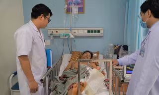 Các bác sĩ chăm sóc cho bệnh nhân sau mổ.