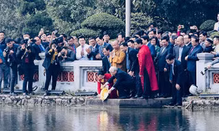 Tổng Bí thư, Chủ tịch nước Nguyễn Phú Trọng thả cá chép tại hồ Hoàn Kiếm, Hà Nội ngày 26/1/2019. Ảnh: Trọng Hải