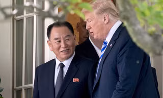 Đặc phái viên Triều Tiên Kim Yong-chol và Tổng thống Mỹ Donald Trump gặp nhau tại Washington chiều 18/1. Ảnh: Reuters