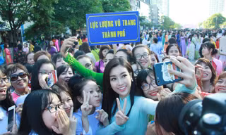 Hoa hậu Đỗ Mỹ Linh rạng rỡ selfie cùng đông đảo người hâm mộ