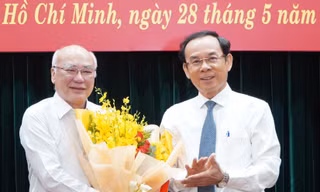 Bí thư Nguyễn Văn Nên trao quyết định nghỉ hưu cho nguyên Trưởng ban Tuyên giáo Thành ủy TPHCM