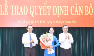 Bí thư TPHCM trao quyết định cho 2 nhân sự làm Bí thư Quận ủy