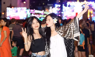Đông nghịt người dân đổ về trung tâm TPHCM trước đêm Giáng sinh