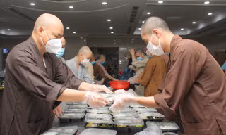 Nổi lửa xuyên suốt, bếp chùa gửi tặng hàng chục ngàn phần cơm đến tuyến đầu