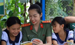 Tuổi trẻ Công an TPHCM vui xuân, đón Tết sớm cùng quân dân xã đảo Thạnh An