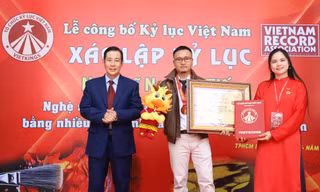 Xác lập kỷ lục người vẽ tranh nhiều chất liệu nhất Việt Nam