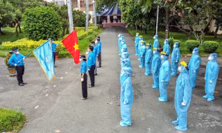 Xúc động lễ chào cờ đặc biệt tại các địa điểm chống dịch 