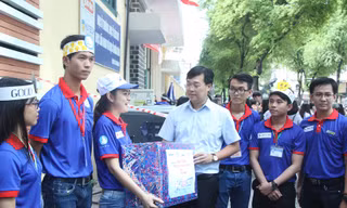 Bí thư thứ nhất T.Ư Đoàn thăm, tặng quà đội hình tiếp sức mùa thi