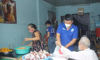 Bạn trẻ phụ giúp vợ chồng cụ ông nấu cơm 0 đồng gửi tặng bà con