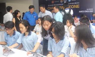 Thí sinh làm bài thi trực tuyến trong ngày khai mạc hội thi