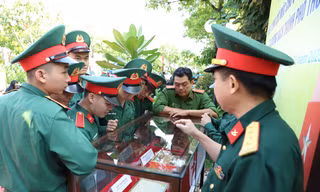 Ngắm cây bàng vuông, cột mốc chủ quyền, cát biển Trường Sa tại Đường sách Thủ Đức