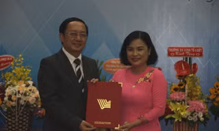 Giám đốc ĐHQG TPHCM Huỳnh Thành Đạt trao Quyết định bổ nhiệm PGS.TS Ngô Thị Phương Lan giữ chức Hiệu trưởng Trường ĐH KHXH&NV 