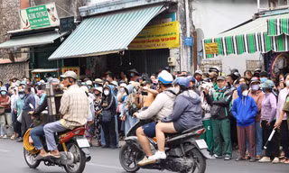 Dòng người xếp hàng dài chào vĩnh biệt Quý Bình