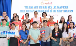  96 gia đình Việt đỡ đầu 162 sinh viên Lào, Campuchia