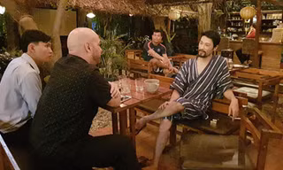 Johnny Trí Nguyễn gầy gò, già nua khi gặp võ sư Flores