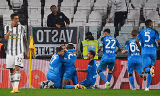 Hai lần bị khước từ bàn thắng, Juventus ‘phơi áo’ trước Napoli vào phút bù giờ