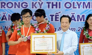 Tặng bằng khen học sinh giành Huy chương Olympic Thiên văn và Vật lý Thiên văn quốc tế 2023