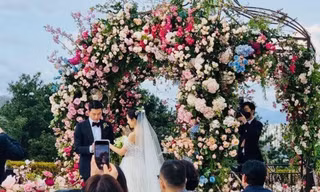 Đám cưới Hyun Bin - Son Ye Jin: Cô dâu bật khóc, lễ đường "hường phấn" ngập hoa tươi