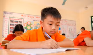 Cậu bé người Mông ở rẻo cao, thiếu cha vắng mẹ vẫn giành loạt giải thưởng Tiếng Anh