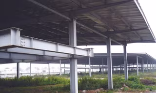 Bãi đỗ xe Gia Thụy dở dang, hoang vắng. Ảnh: Trọng Đảng