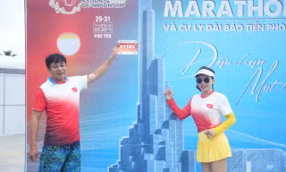 Các vận động viên check-in cùng race kit Tiền Phong Marathon 2024