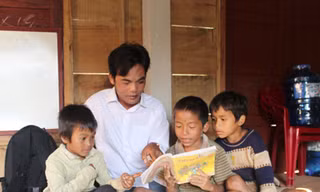 Trưởng bản dạy học