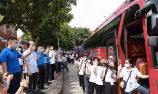 Lãnh đạo Nhà trường chào tạm biệt các cán bộ, bác sĩ và sinh viên Trường Đại học Y – Dược – Đại học Thái Nguyên lên đường tham gia chi viện cho TP Hồ Chí Minh.