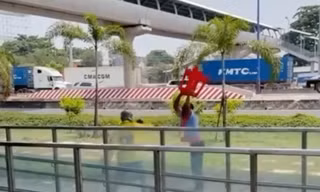 Vì sao bảo vệ nhà ga metro vác ghế đánh nhau với tài xế xe công nghệ?