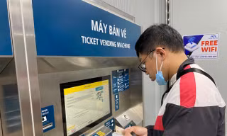 Mua vé tự động đi metro TPHCM bị trả lại tiền liên tục, người dân cần lưu ý gì?