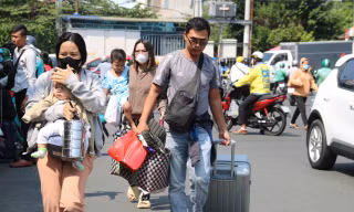 Người dân lỉnh kỉnh đồ đạc rời TPHCM về quê nghỉ lễ giỗ Tổ