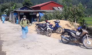Cơ quan chức năng khử trùng, tiêu độc tại Mường Khương.