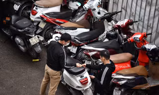 Bãi trông xe lậu 'chặt chém' khách đi tàu Cát Linh - Hà Đông