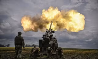 Binh sĩ Ukraine khai hỏa pháo M777 vào vị trí lực lượng Nga ở Kharkov. Ảnh: Reuters