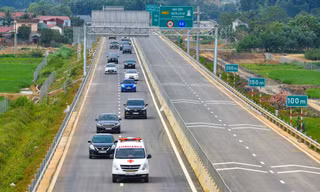 Đoạn cao tốc do Nhà nước đầu tư được lắp sẵn biển trạm thu phí Ảnh: Lê Hữu Việt
