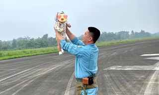 Đồng đội cùng gia đình đưa Thiếu tá Trần Ngọc Duy về quê hương