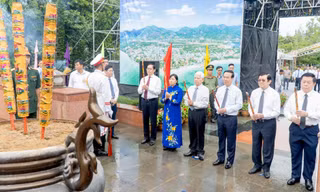 Chủ tịch nước Võ Văn Thưởng dâng hương tại Nghĩa trang Hàng Dương